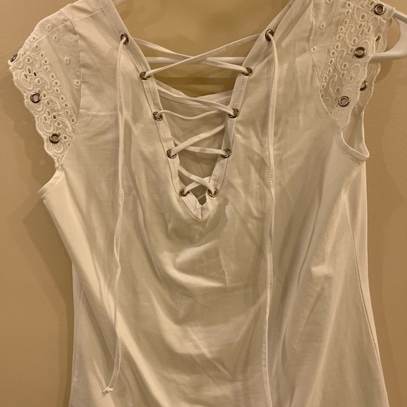 Crisp white T with laces in the back - Picture 4 of 7